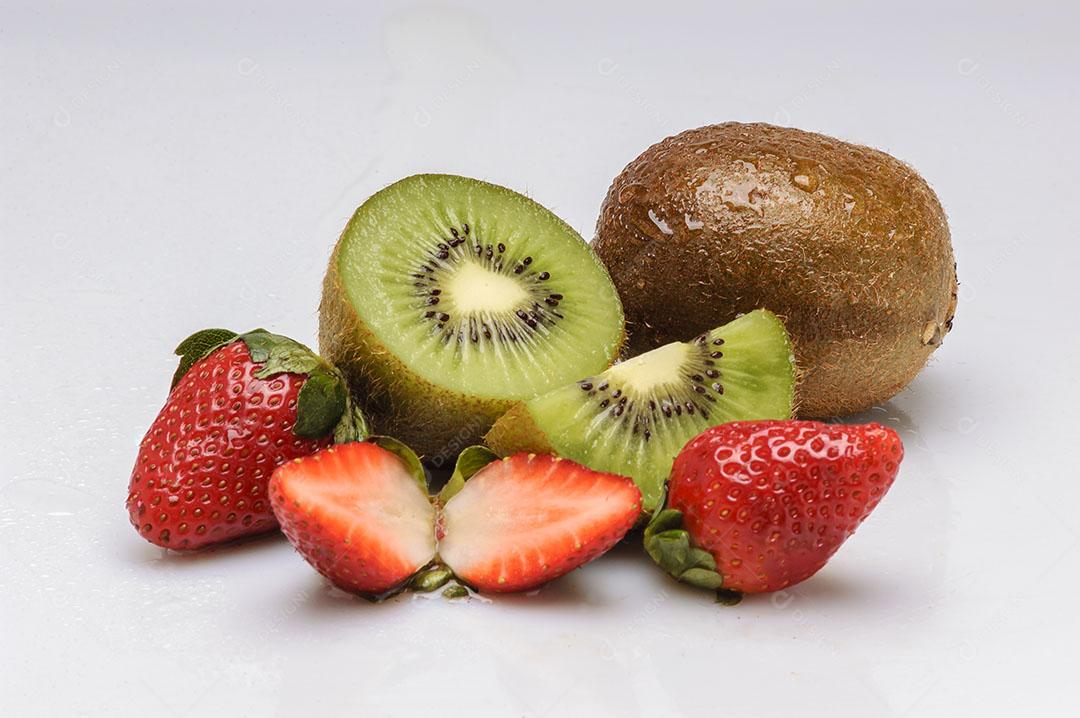 Frutas Kiwi e Morangos Isolados no Fundo Branco Imagem JPG