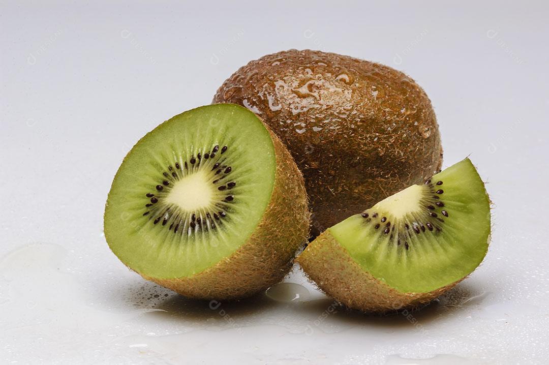 Frutas Kiwi e Isolados no Fundo Branco Imagem JPG