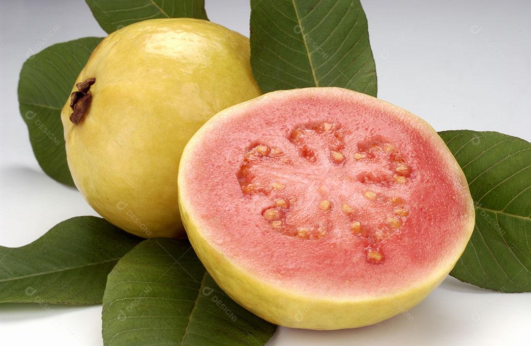 Goiabas Partidas Ao Meio e Folhas Sobre Fundo Branco Fruta Tropical Imagem JPG
