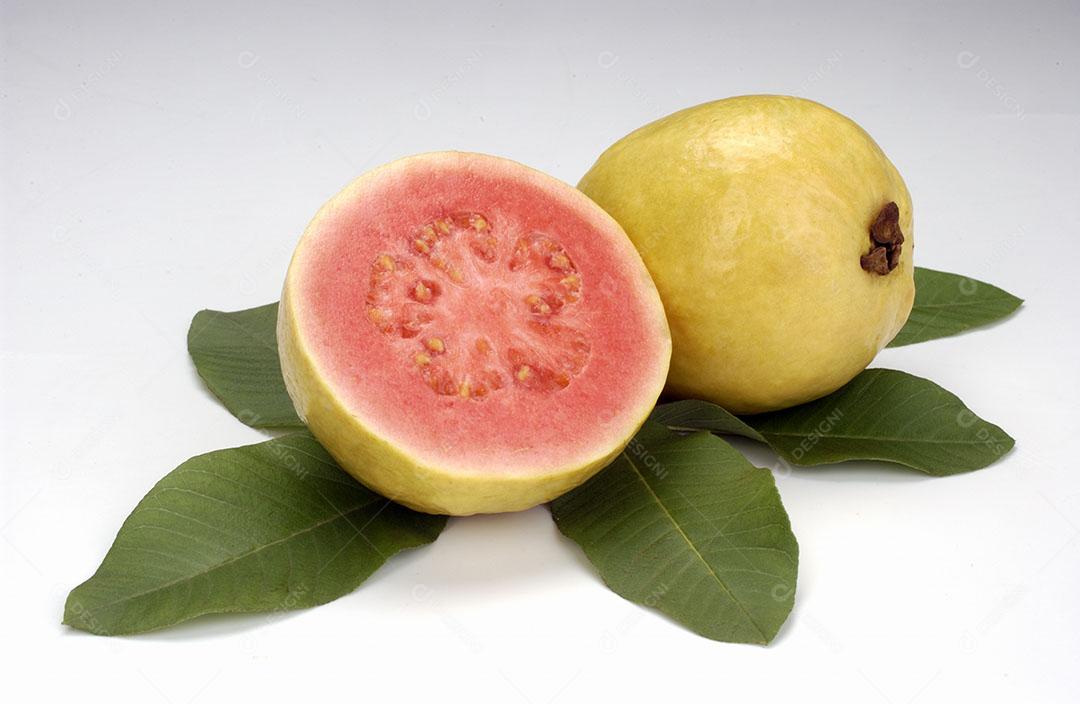 Goiabas Partidas Ao Meio e Folhas Sobre Fundo Branco Fruta Tropical Imagem JPG
