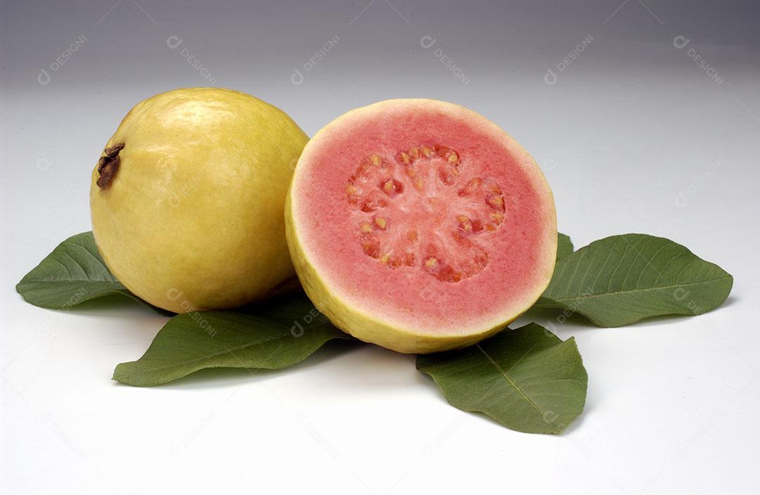 Goiabas Partidas Ao Meio e Folhas Sobre Fundo Branco Fruta Tropical Imagem JPG