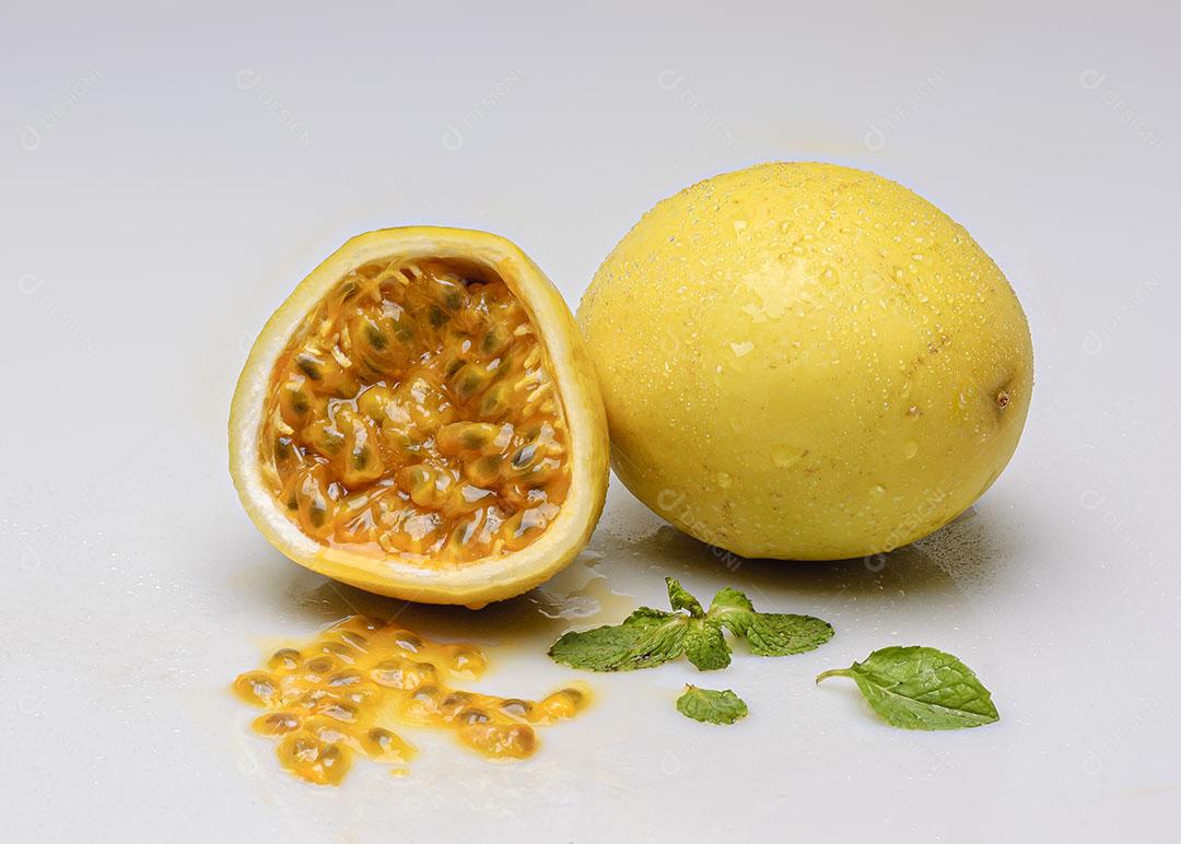Maracujá Dividido Pela Metade Folhas de Hortelã Isoladas no Fundo Branco Imagem JPG