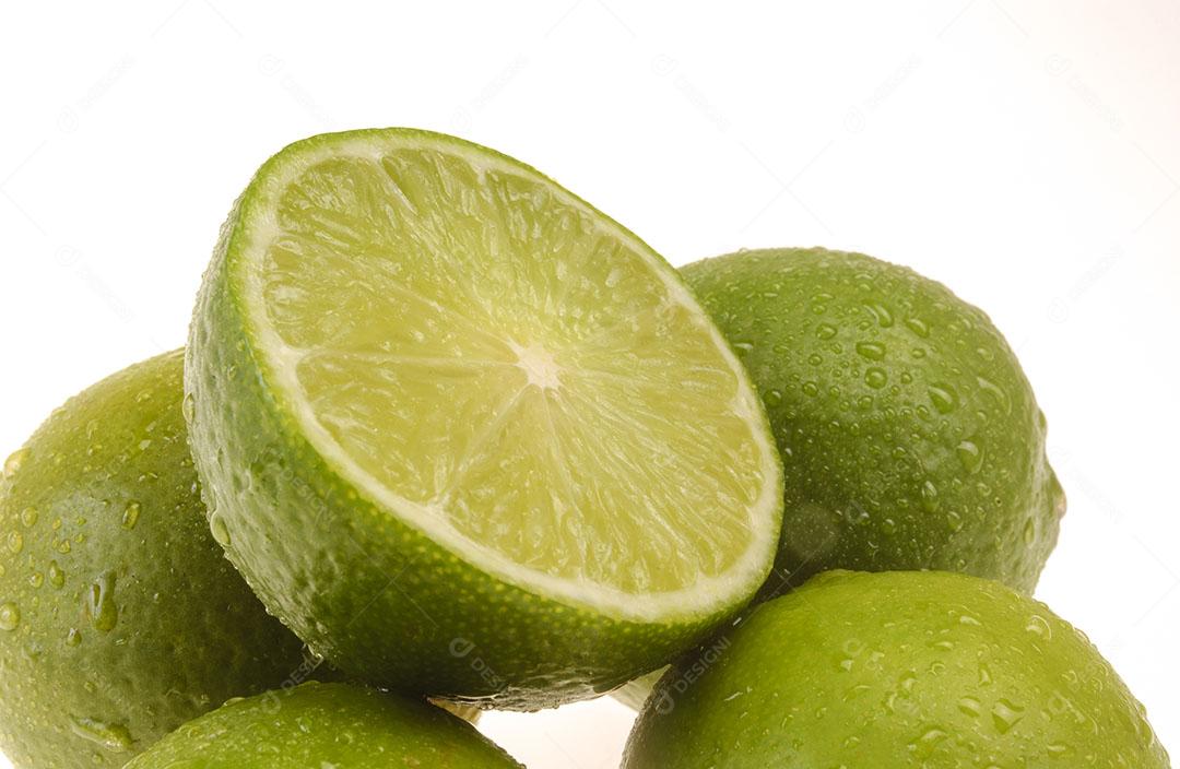Limões Com Gotas de Água Isoladas no Fundo Branco Imagem JPG