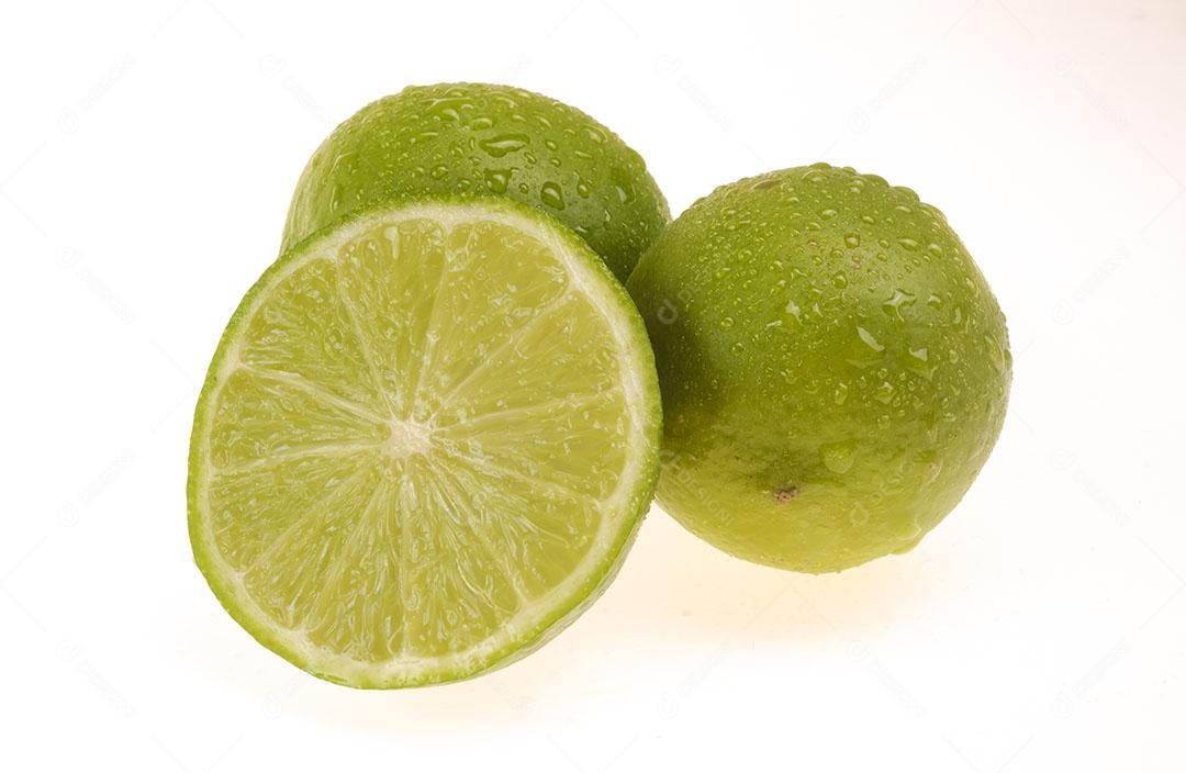 Limões Com Gotas de Água Isoladas no Fundo Branco Imagem JPG