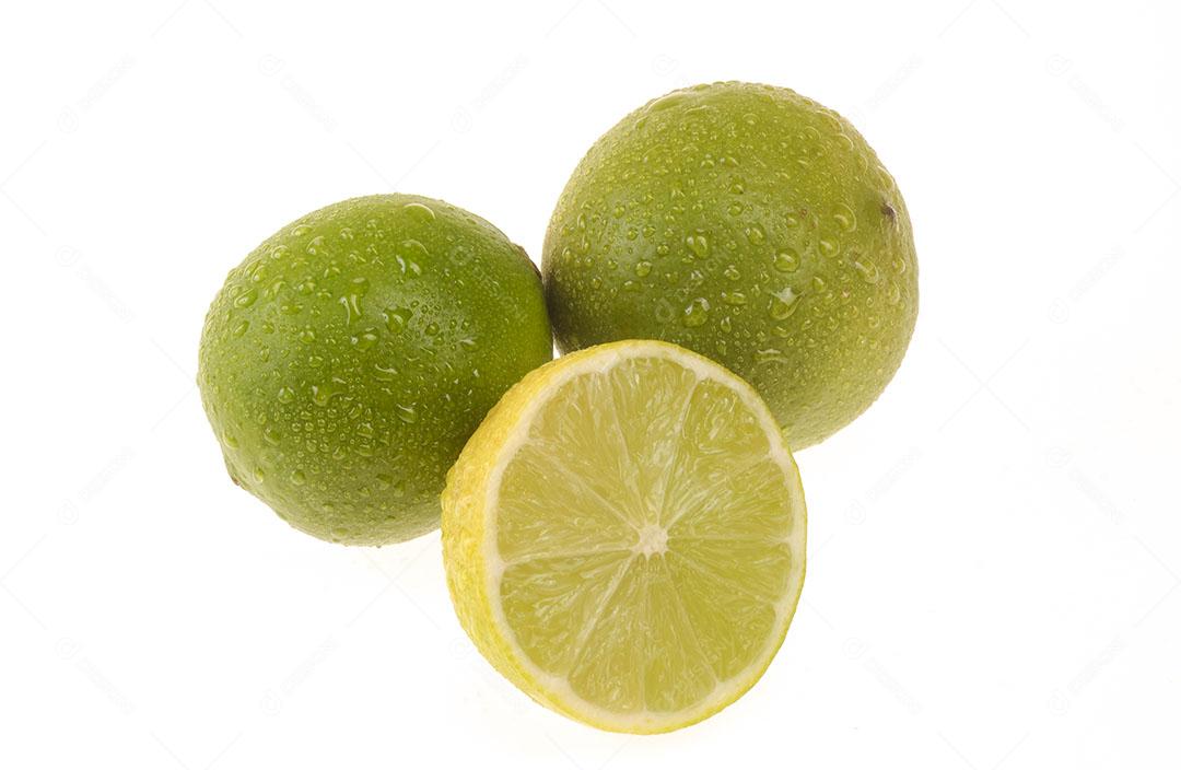 Limões Com Gotas de Água Isoladas no Fundo Branco Imagem JPG