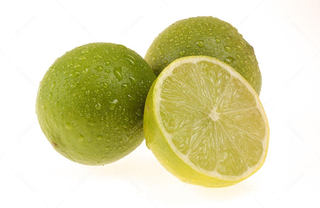 Limões Com Gotas de Água Isoladas no Fundo Branco Imagem JPG