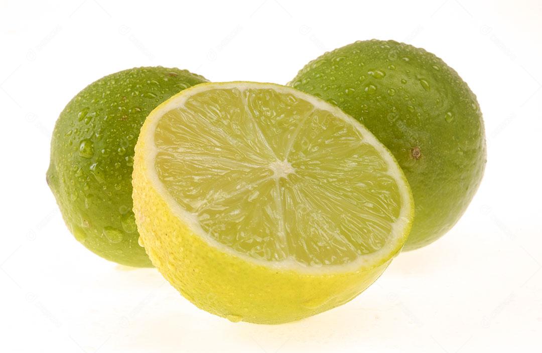 Limões Com Gotas de Água Isoladas no Fundo Branco Imagem JPG