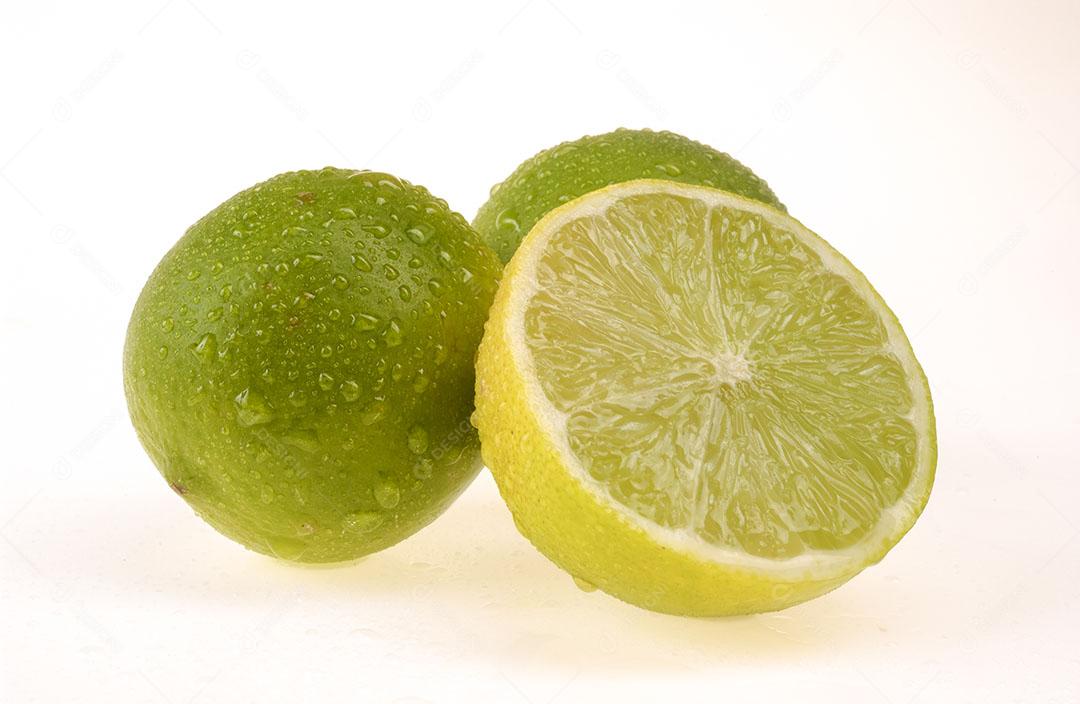 Limões Com Gotas de Água Isoladas no Fundo Branco Imagem JPG