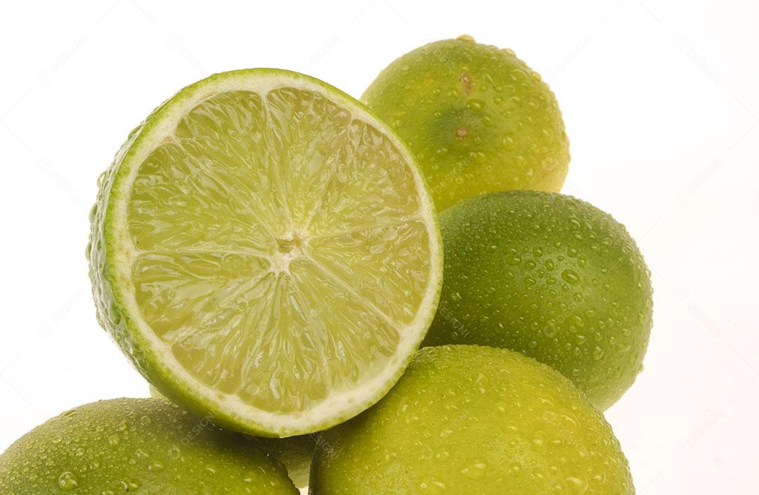 Limões Com Gotas de Água Isoladas no Fundo Branco Imagem JPG