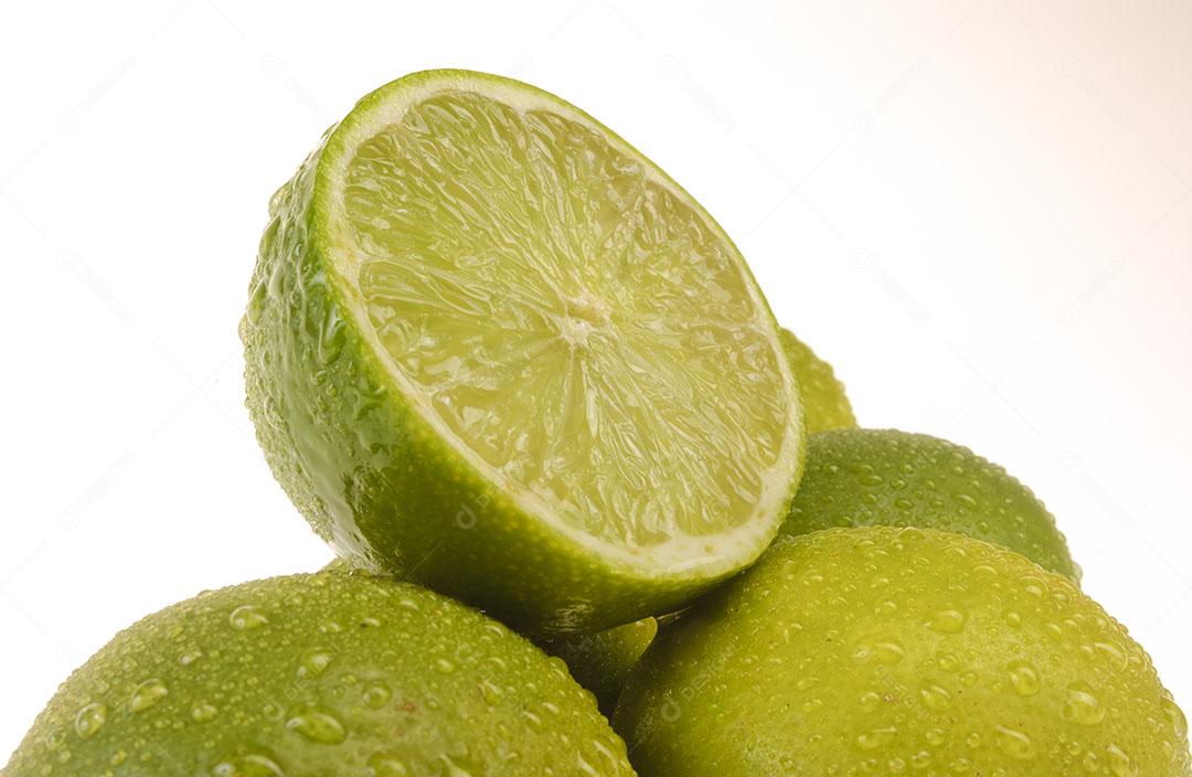 Limões Com Gotas de Água Isoladas no Fundo Branco Imagem JPG
