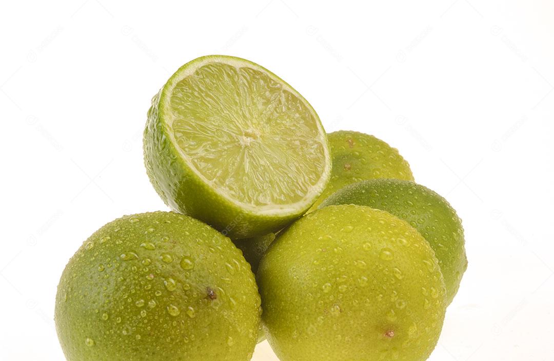 Limões Com Gotas de Água Isoladas no Fundo Branco Imagem JPG