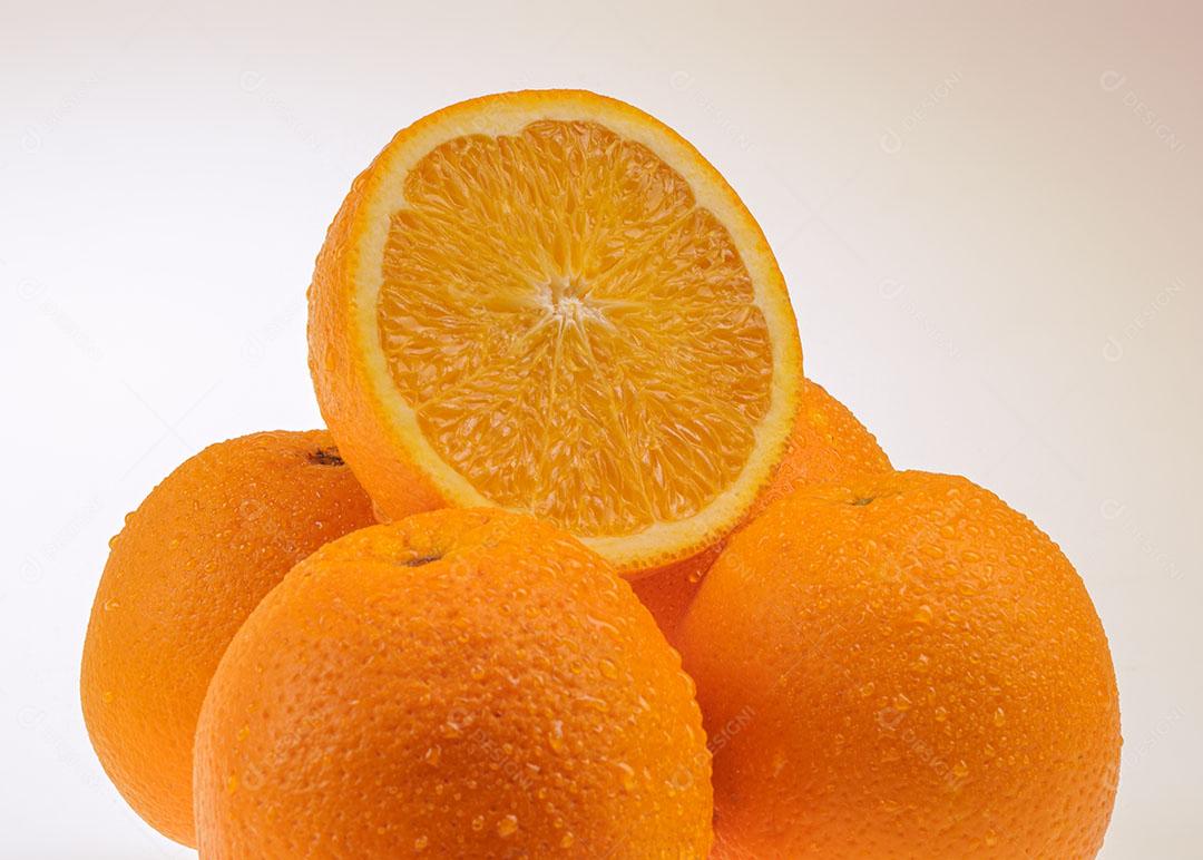 Laranjas Cortadas Ao Meio Com Gotas de Água Isoladas no Fundo Branco Imagem JPG
