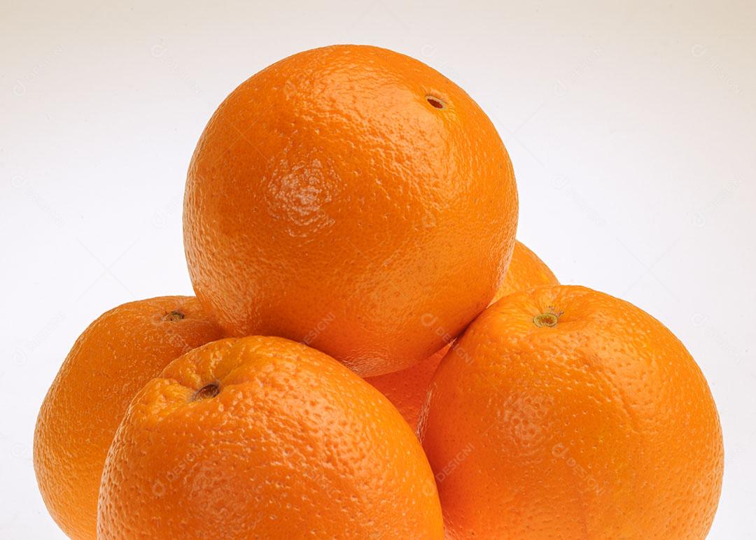 Laranjas Cortadas Ao Meio Com Gotas de Água Isoladas no Fundo Branco Imagem JPG