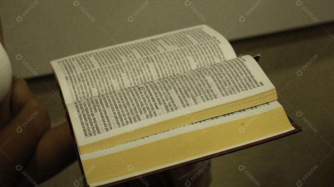 Jovem Segurando Bíblia Aberta Imagem JPG