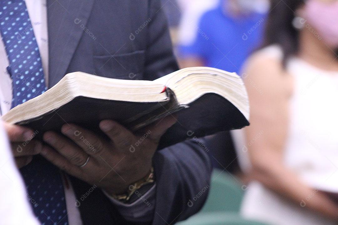 Jovem Rapaz Segurando Bíblia Imagem JPG