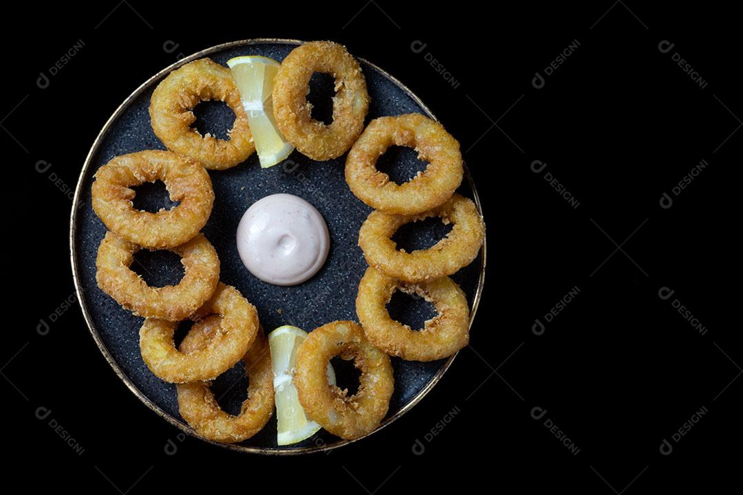 Comida Anéis de Lula Fritos Em Uma Placa Preta Com Limão Imagem JPG