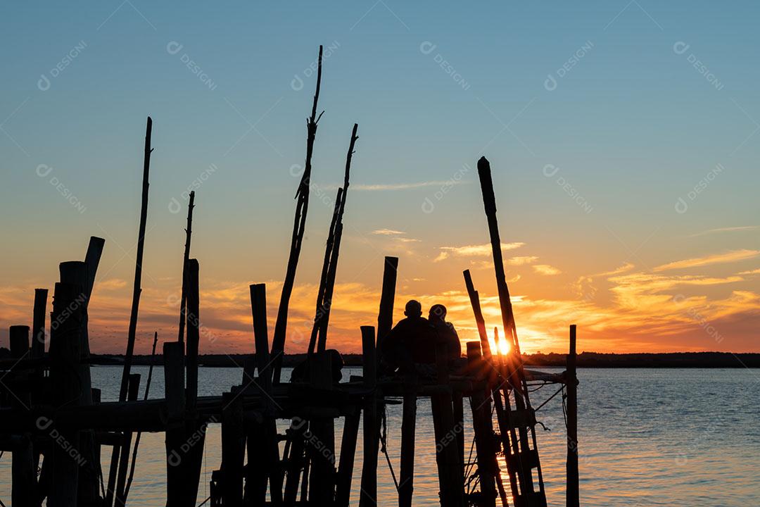 Casal de Homens Sentados Assistindo Ao Pôr do Sol Carrasqueira Imagem JPG