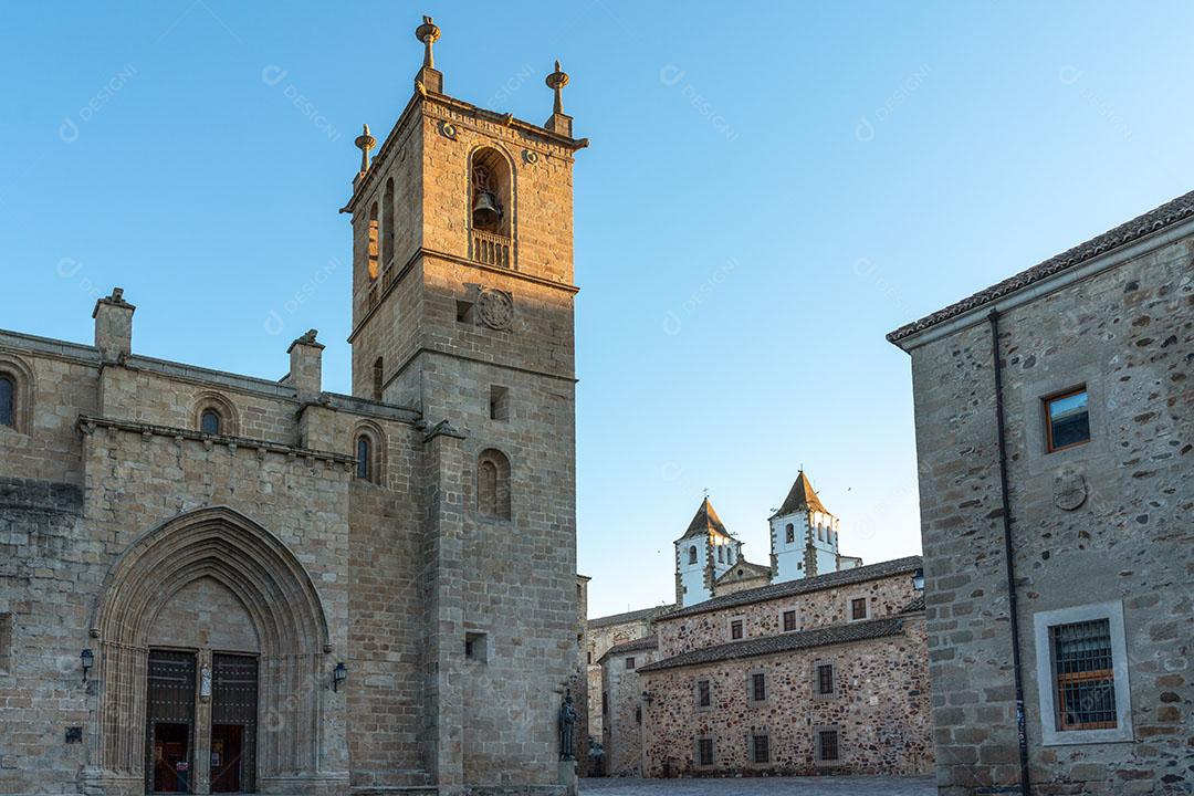 Foto Praça Medieval no Centro da Cidade de Cáceres na Espanha Estátua San Pedro
