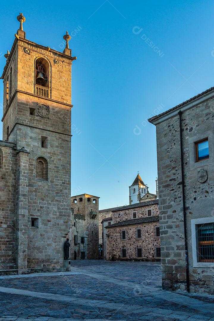 Foto Praça Medieval no Centro da Cidade de Cáceres na Espanha Estátua San Pedro