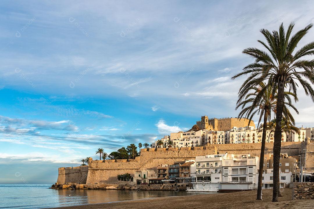 Vista da Praia da Vila Medieval Com o Castelo Em Peniscola Espanha Imagem JPG