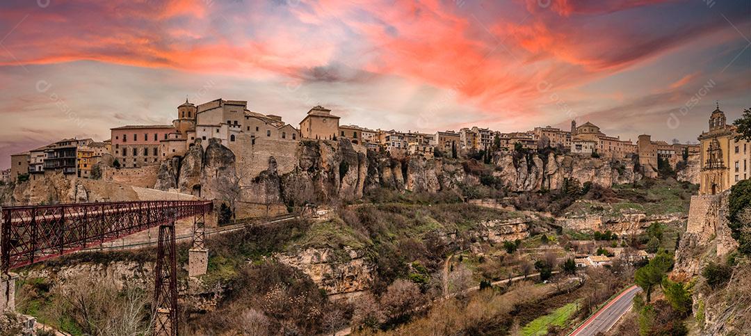 Foto Casa Pendurada Sem Penhasco Com Varandas de Madeira Em Cuenca Espanha