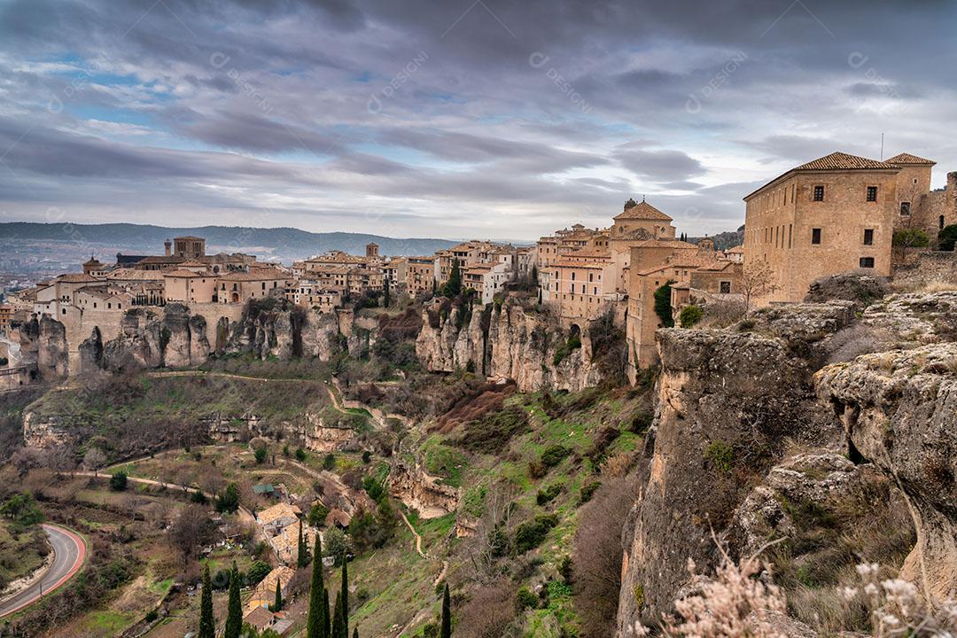 Foto Casa Pendurada Sem Penhasco Com Varandas de Madeira Em Cuenca Espanha