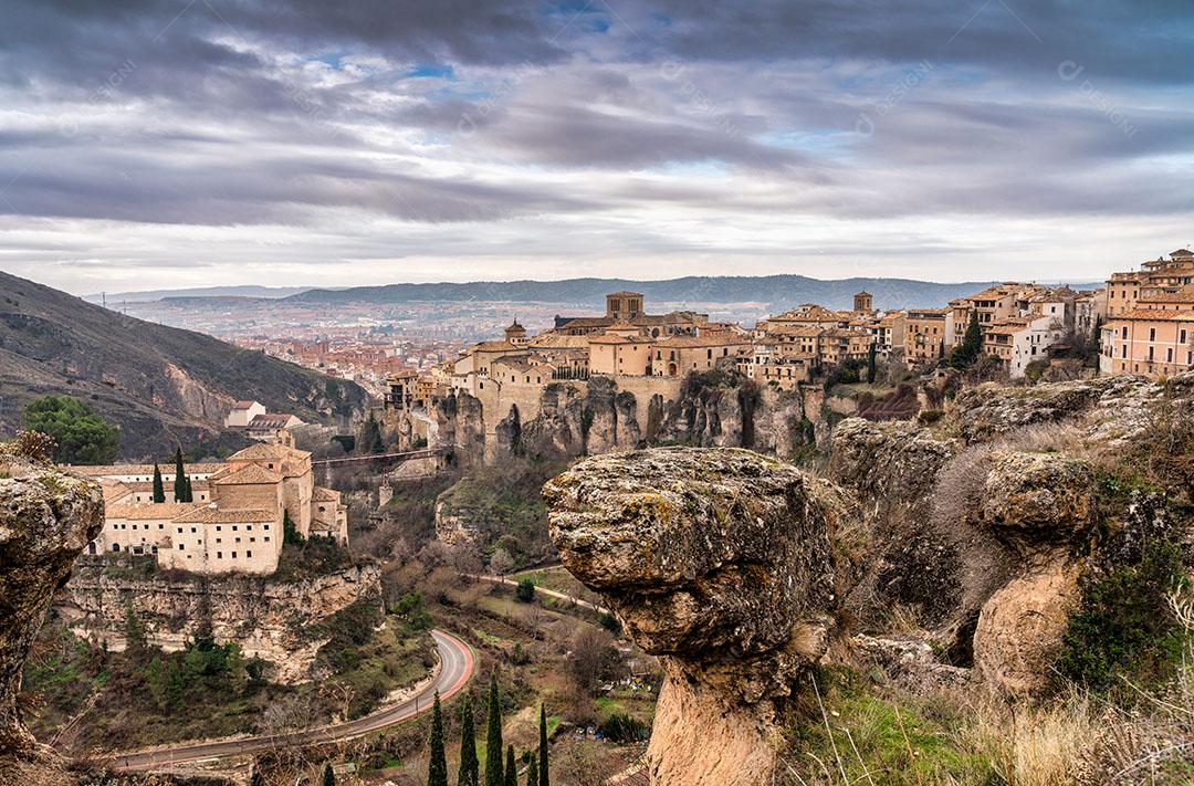 Foto Casa Pendurada Sem Penhasco Com Varandas de Madeira Em Cuenca Espanha