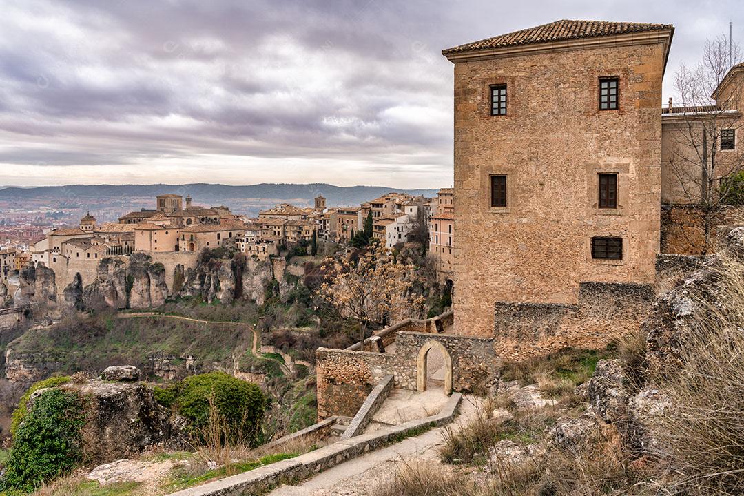 Foto Casa Pendurada Sem Penhasco Com Varandas de Madeira Em Cuenca Espanha