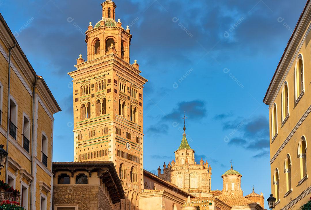 Foto Torre Moura da Escadaria de Ovalo Com Jovem Descendo Hora de Ouro