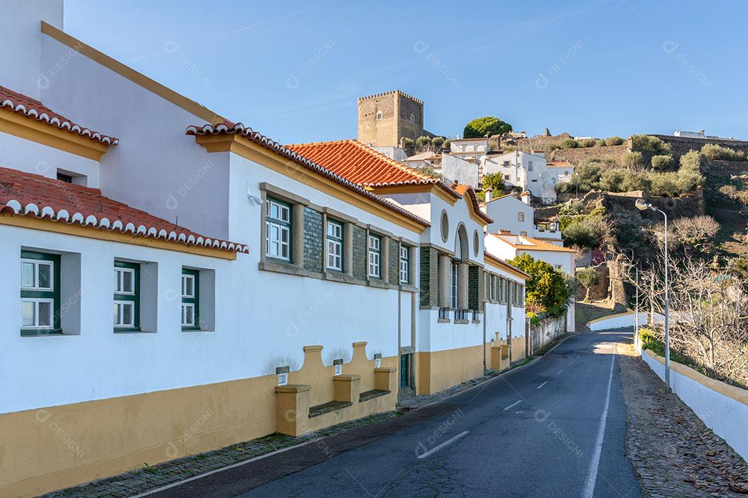 Foto Vista da Torre Castelo e Em Primeiro Plano Edifício Público Em Castelo de Vide Portugal