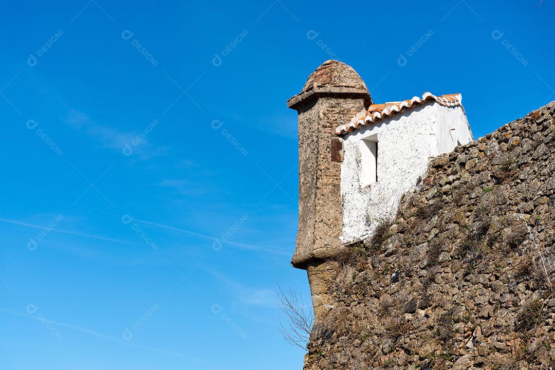 Foto Miradouro da Fortaleza Com Pequena Casa Ao Lado Em Castelo de Vide Portugal