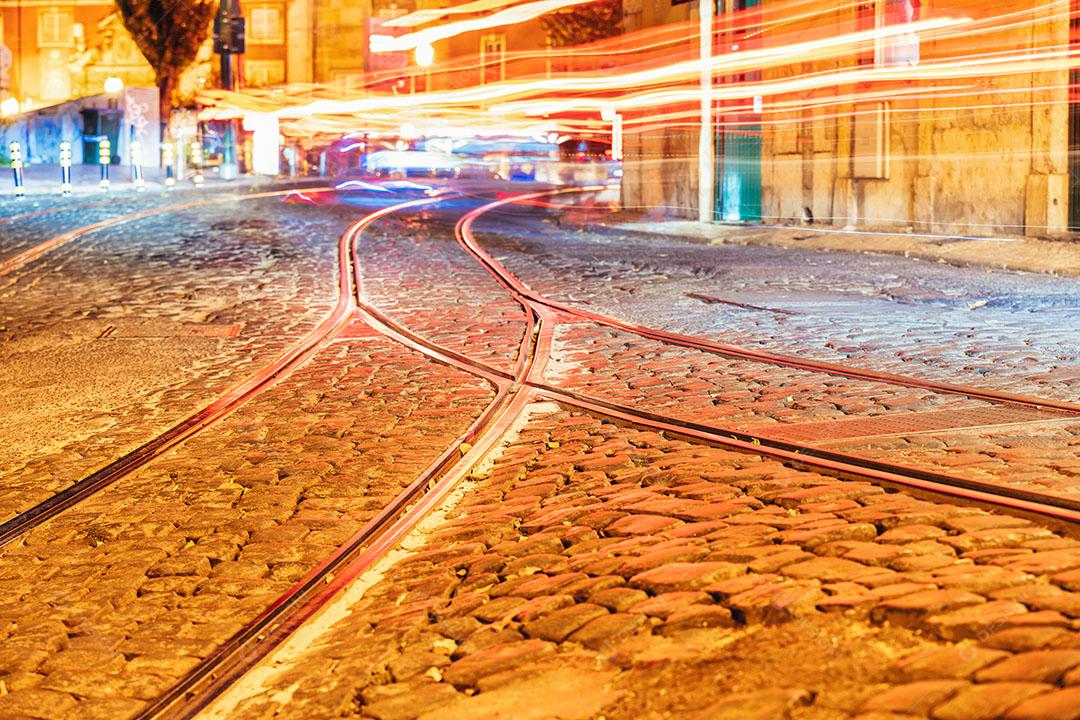 Foto Textura Urbana de Trilhos de Bonde Com Luzes da Cidade Em Lisboa Portugal