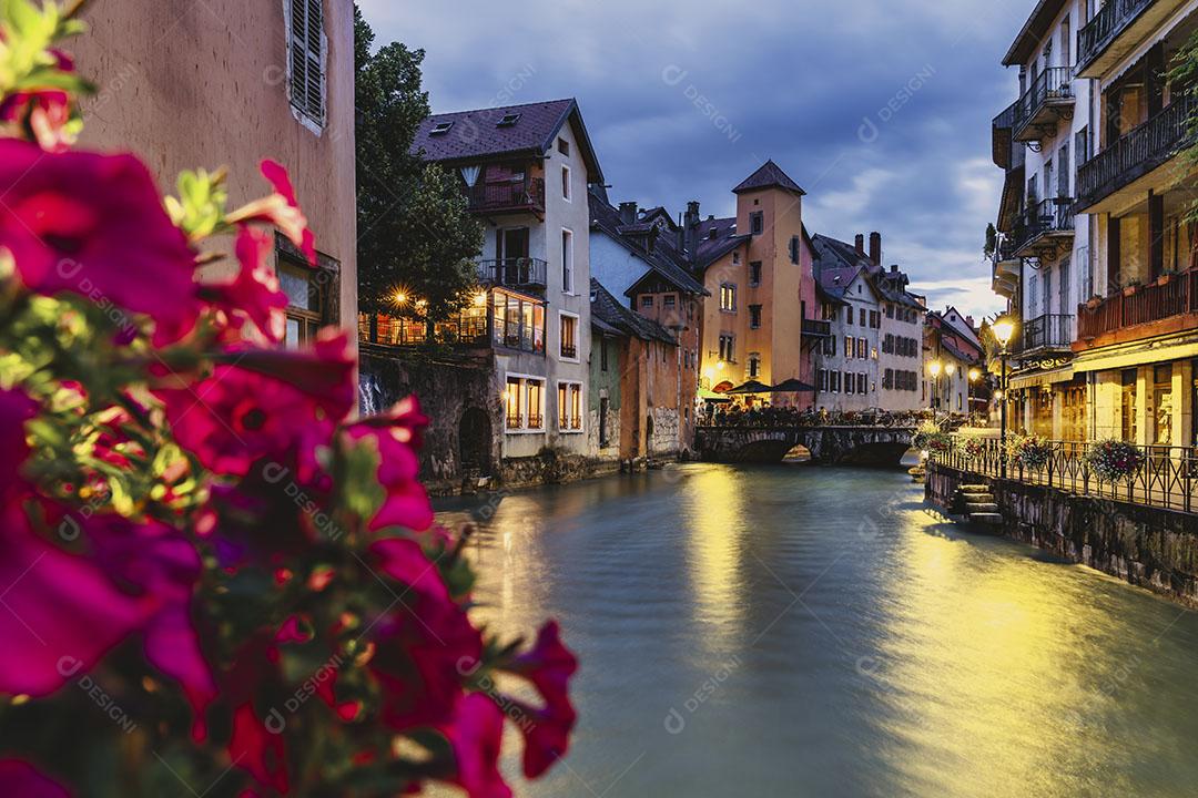 Vista da Cidade de Annecy na França à Noite nas Margens do Rio Com Flores Imagem JPG