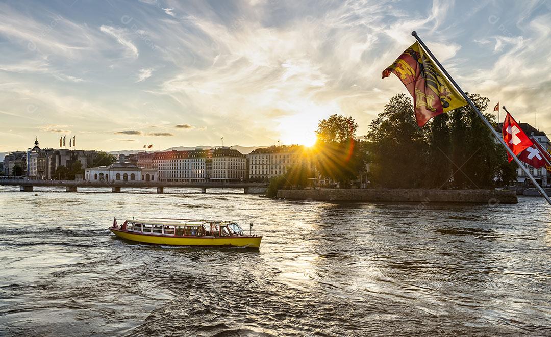 Foto Vista da Cidade de Genebra Ao Pôr do Sol Com a Bandeira Suíça Em Primeiro Plano