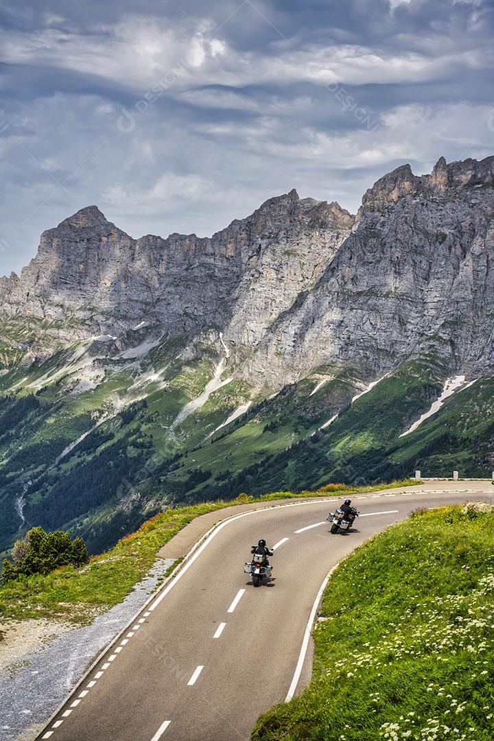 Dois Motociclistas Percorrendo as Montanhas dos Alpes Suíços na Suíça Imagem JPG