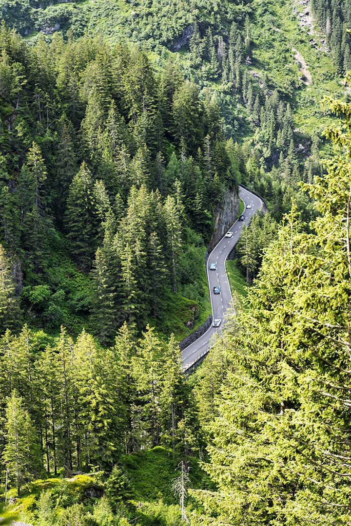 Estrada Sinuosa Pelos Alpes Suíços Com Carros Antigos Imagem JPG