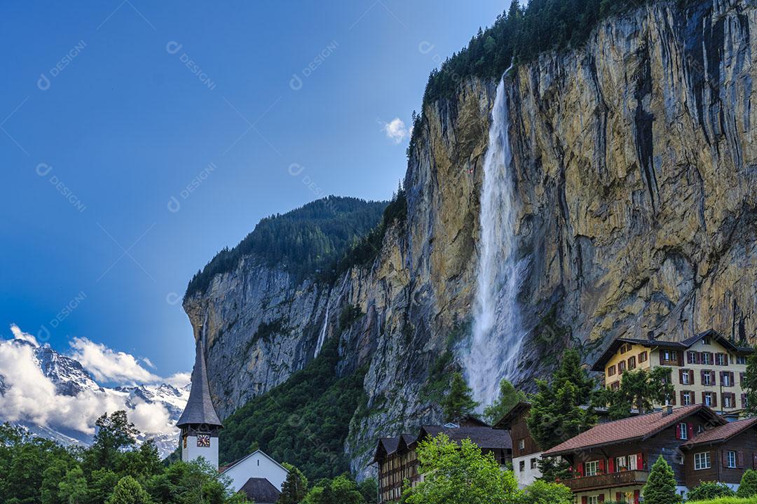 Vista da Cachoeira Staubbach no Vale Lauterbrunnen na Suíça Imagem JPG