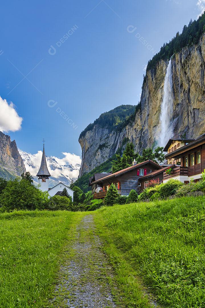 Vista da Cachoeira Staubbach no Vale Lauterbrunnen na Suíça Imagem JPG