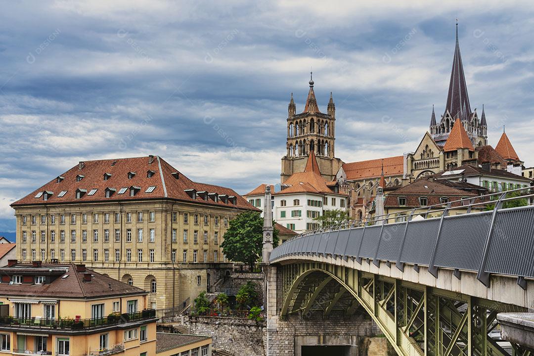 Skyline da Cidade Velha de Lausanne, na Suíça Com a Catedral Ao Fundo