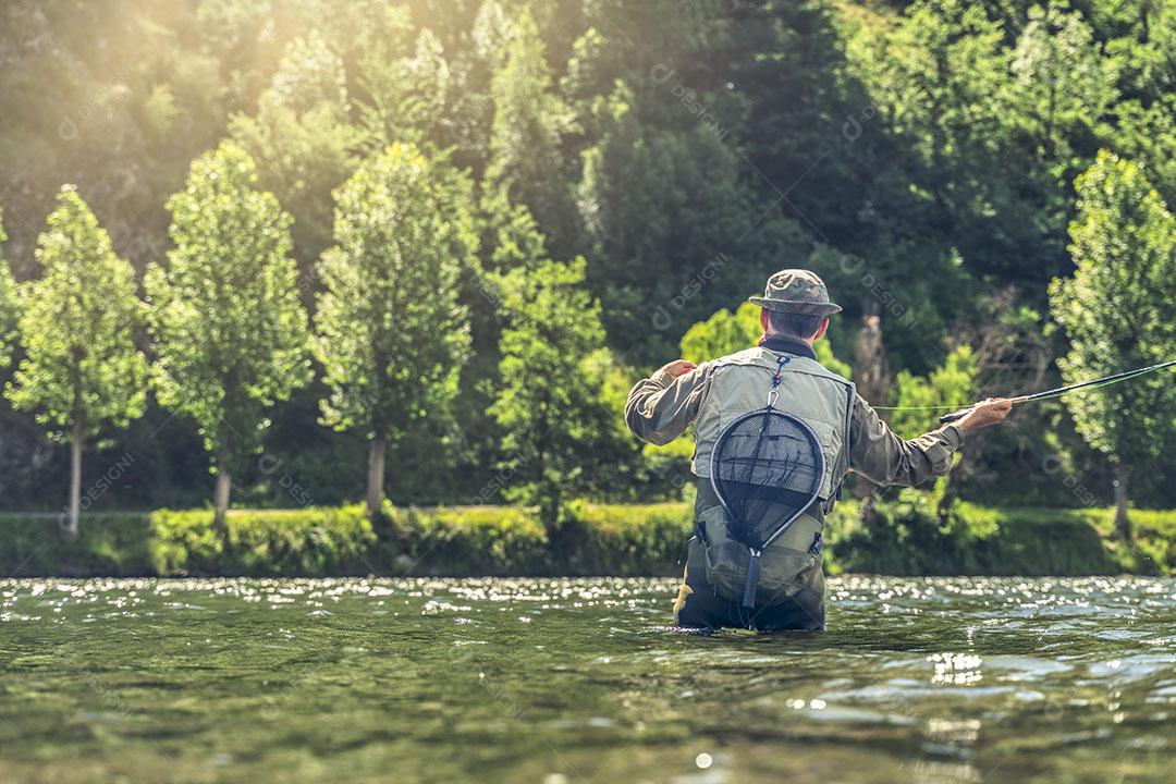 Foto Homem Pescando Salmão nos Rios Pirinéus Catalães Todo Equipamento Pesca Esportiva