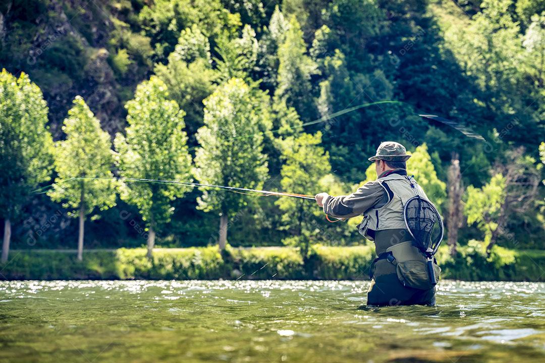 Foto Homem Pescando Salmão nos Rios Pirinéus Catalães Todo Equipamento Pesca Esportiva