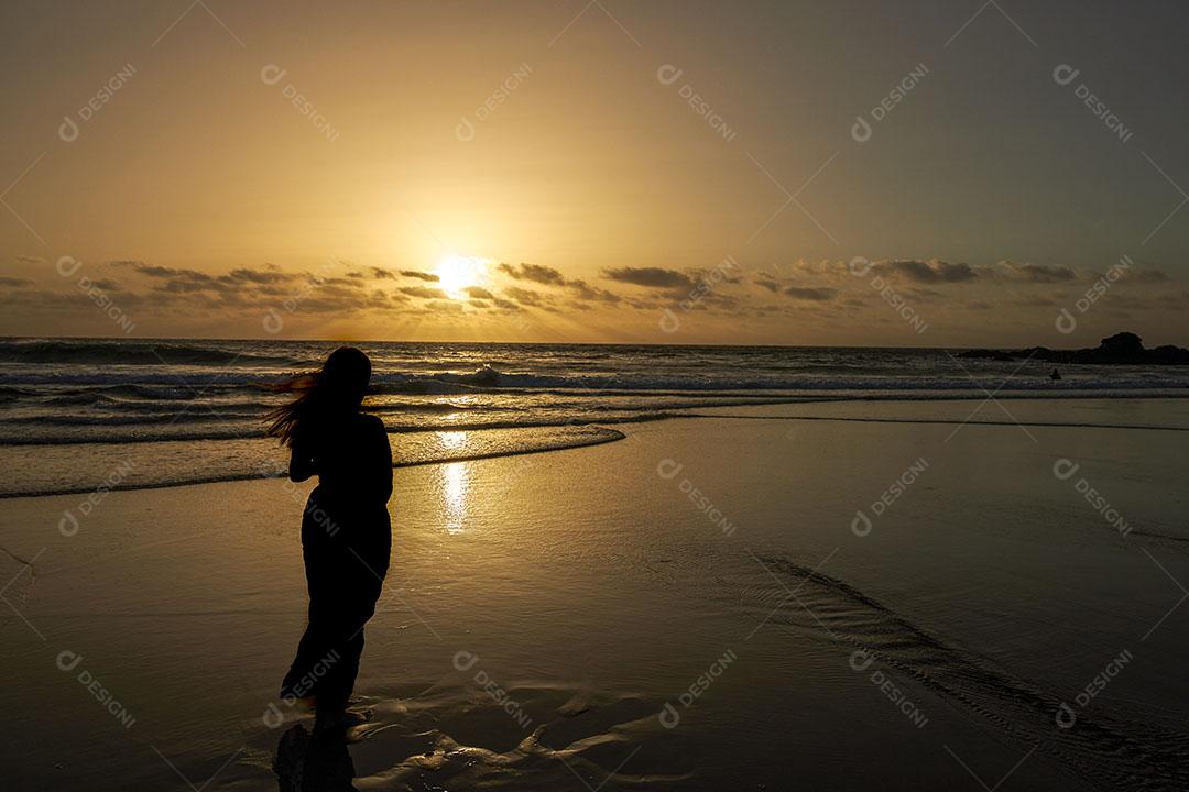 Silhueta de Mulher Assistindo o Pôr do Sol na Praia Imagem JPG