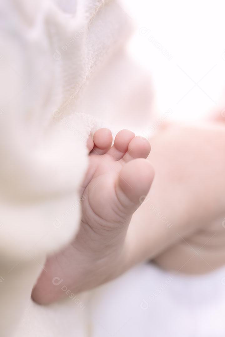 Pé de Recém Nascido na Cama Com Tecidos Macios Imagem JPG