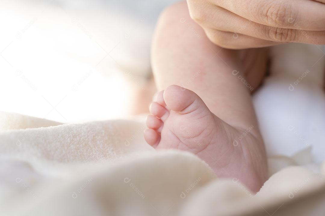 Pé de Recém Nascido na Cama Com Tecidos Macios Imagem JPG