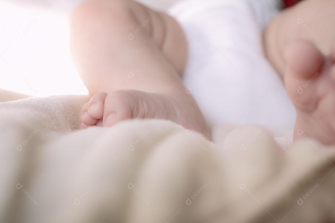 Pé de Recém Nascido na Cama Com Tecidos Macios Imagem JPG