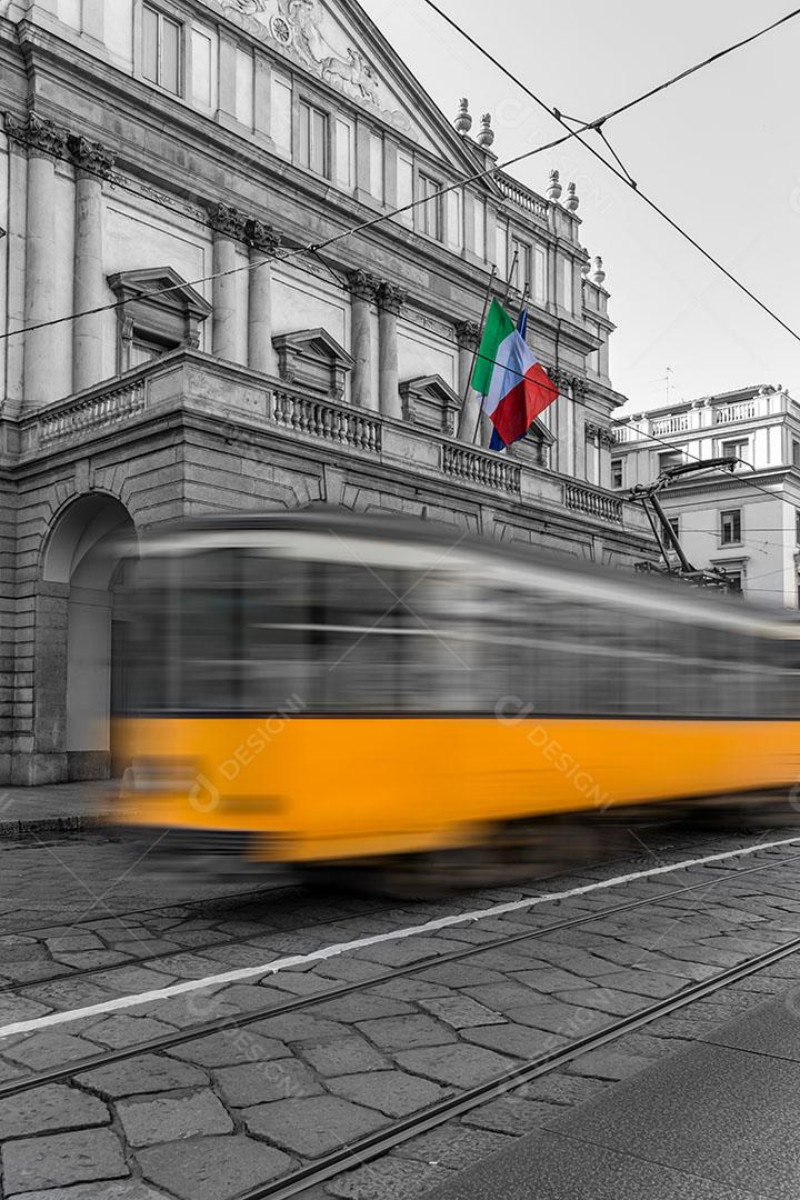 Foto Borrão de Movimento do Bonde Amarelo Passando Em Frente Ao Teatro Em Milão Itália