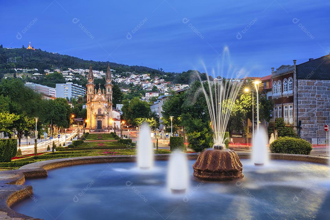 Centro da Cidade de Guimarães à Noite Imagem JPG