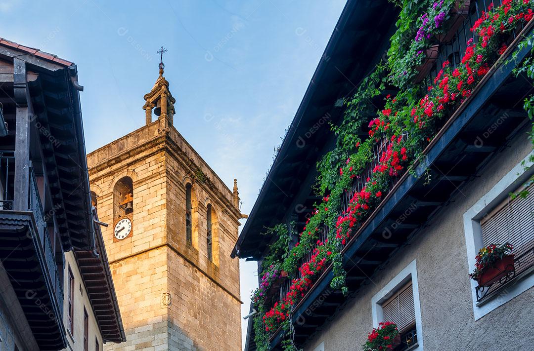 Vista da Varanda Flores Torre Fortificada da Igreja de La Alberca Imagem JPG