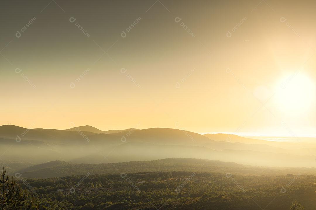 Nascer do Sol nas Montanhas da Sierra de Francia Com Nevoeiro Imagem JPG