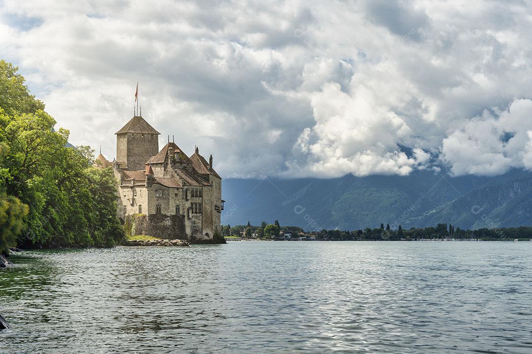 Vista do Castelo de Chillon no Lago Leman na Suíça Imagem JPG